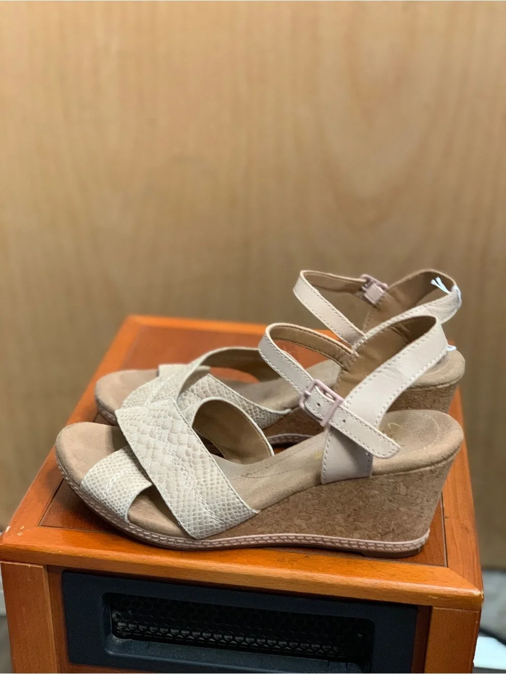 Clarks Beige Snakeskin Open Toe Wedge Sandal with Strap Size-8.5 Resort Wear